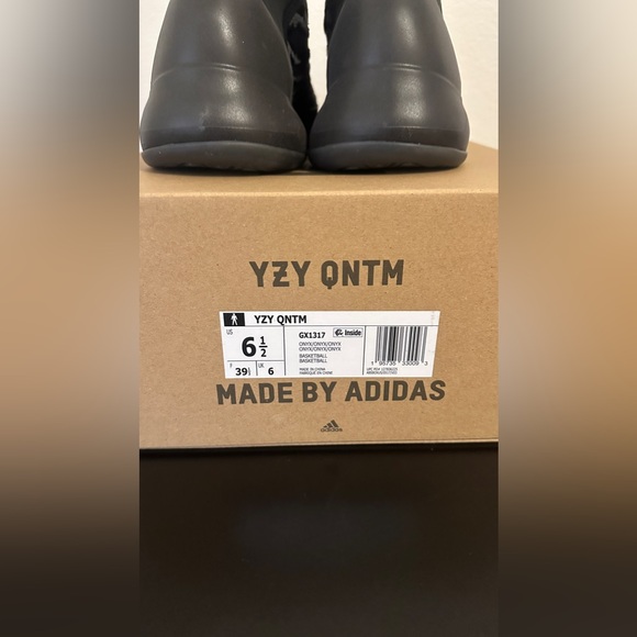 NWT Unisex Adidas YEEZY "QNTM" sneakers - Picture 7 of 7